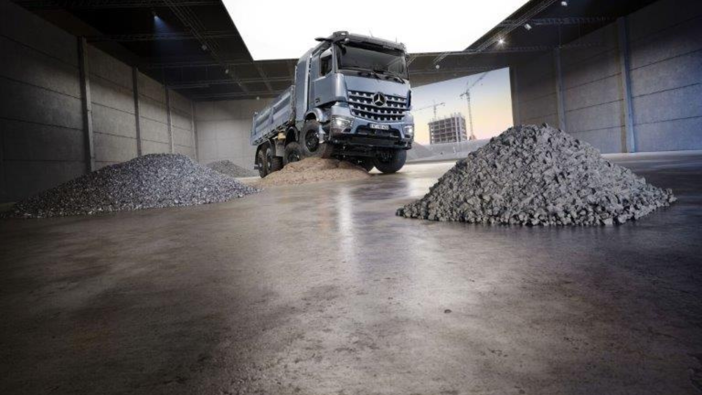 Mercedes-Benz lancia l’eArocs 400: la prima betoniera elettrica per il settore delle costruzioni