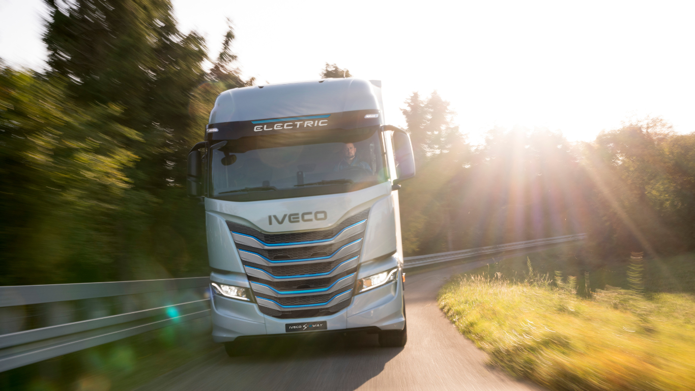 Nasce un nuovo gigante globale nei veicoli commerciali: accordo storico tra Iveco Group e Tata Motors
