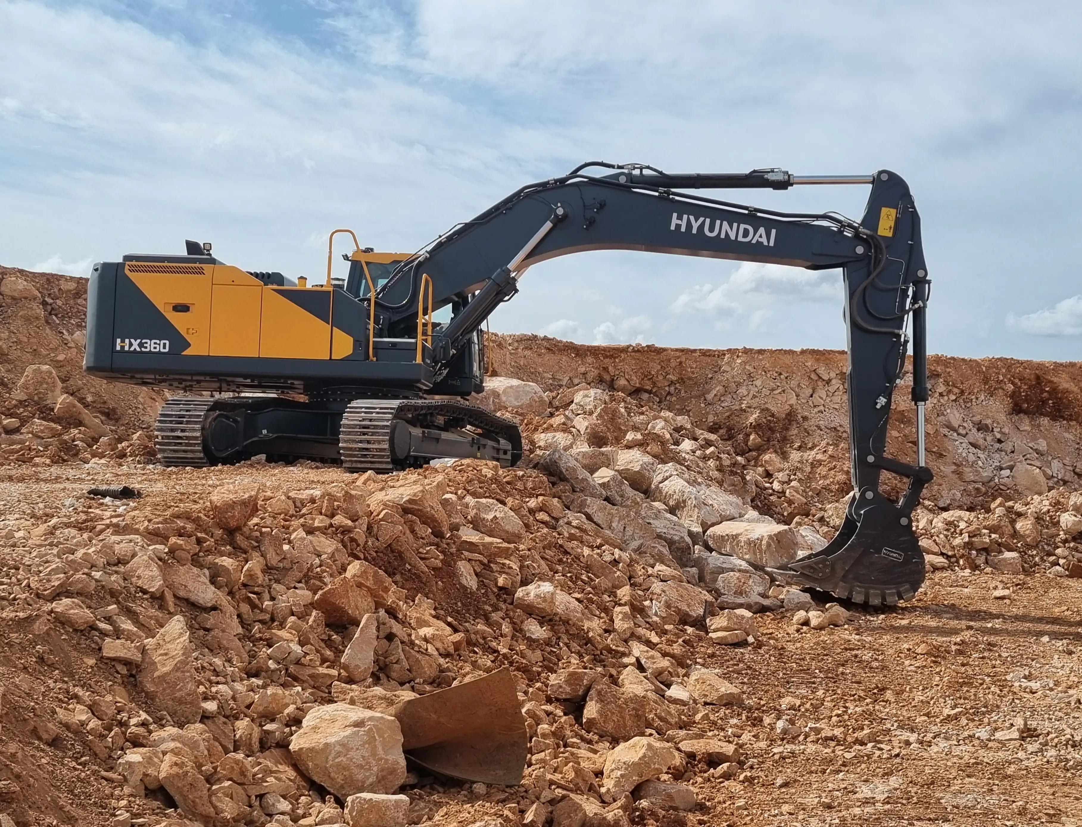 Apricena, il cuore dell’estrazione calcarea accoglie la nuova generazione di escavatori Hyundai
