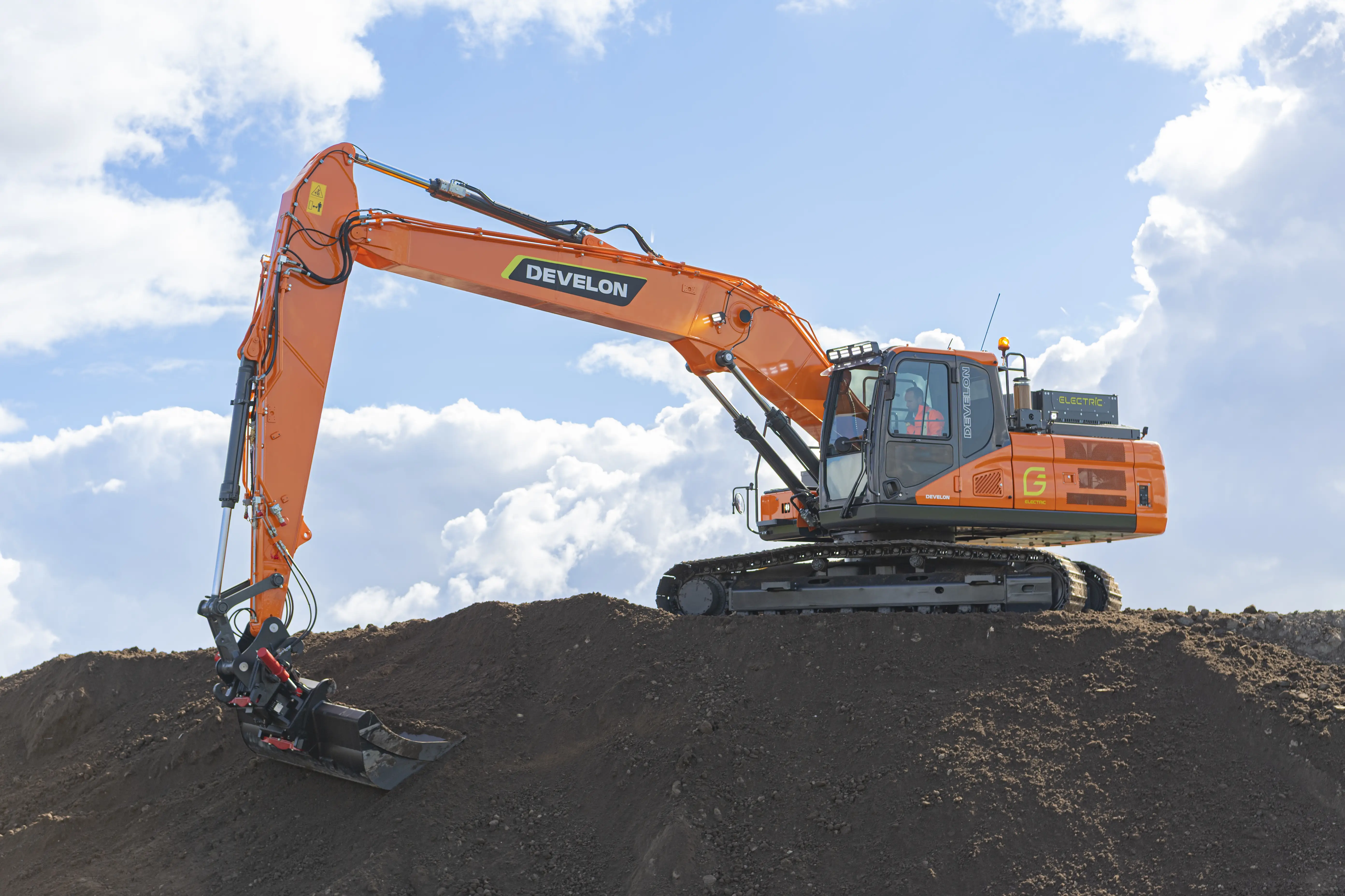 Develon amplia l’offerta di escavatori elettrici: nuova gamma a zero emissioni per cantieri europei