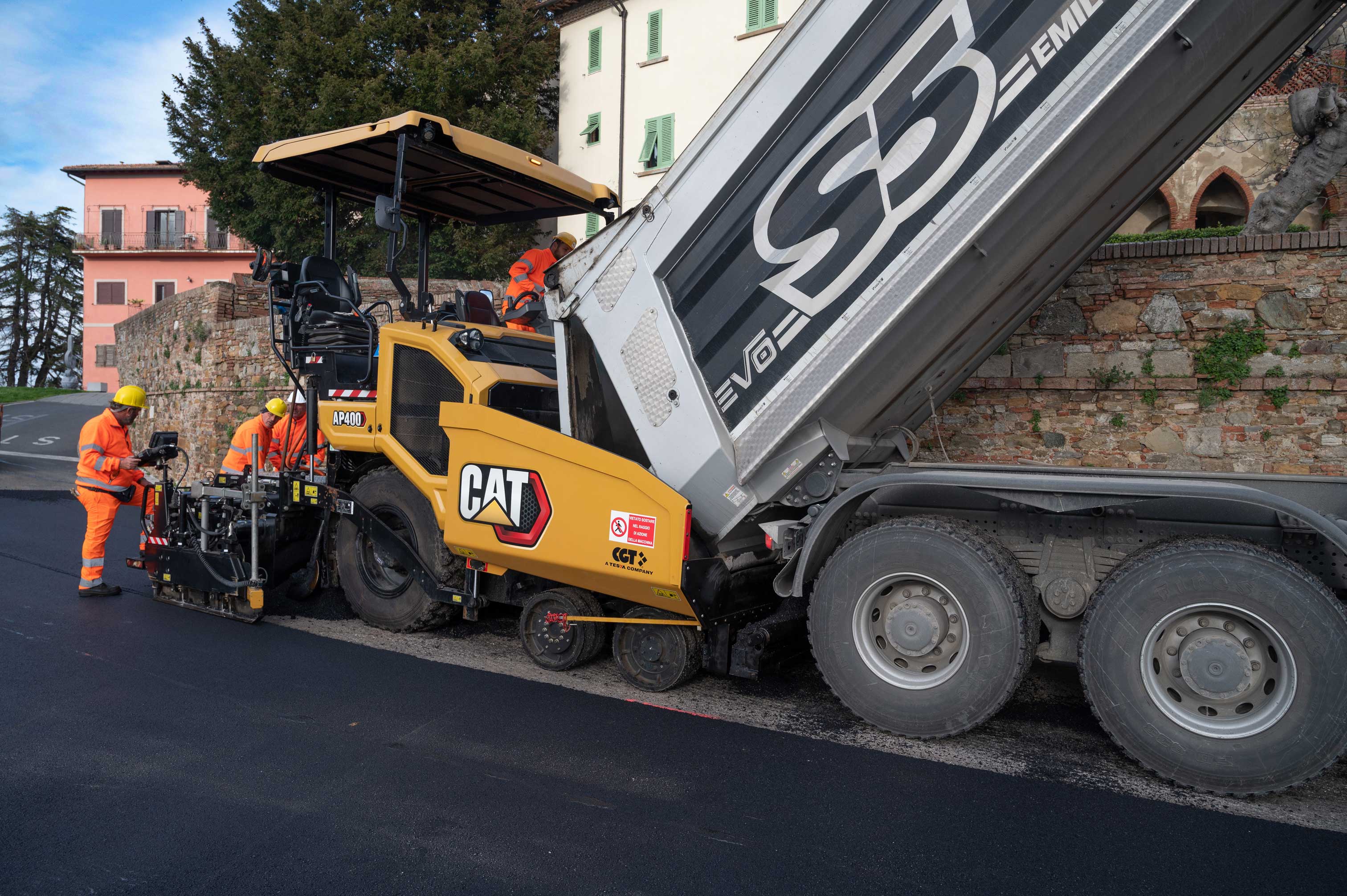 Cat AP400: una nuova vibrofinitrice gommata compatta e versatile per ogni cantiere