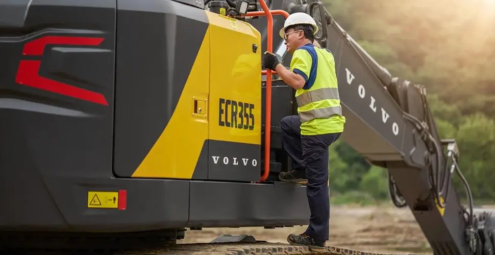 Volvo CE presenta il nuovo ECR355: più efficienza e controllo negli spazi ristretti