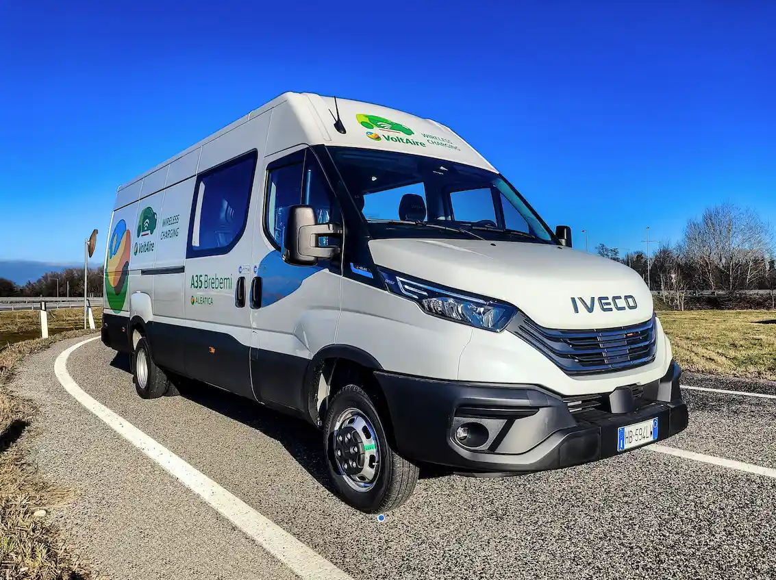 IVECO eDaily con ricarica wireless DWPT: primo veicolo operativo sulla A35 Brebemi