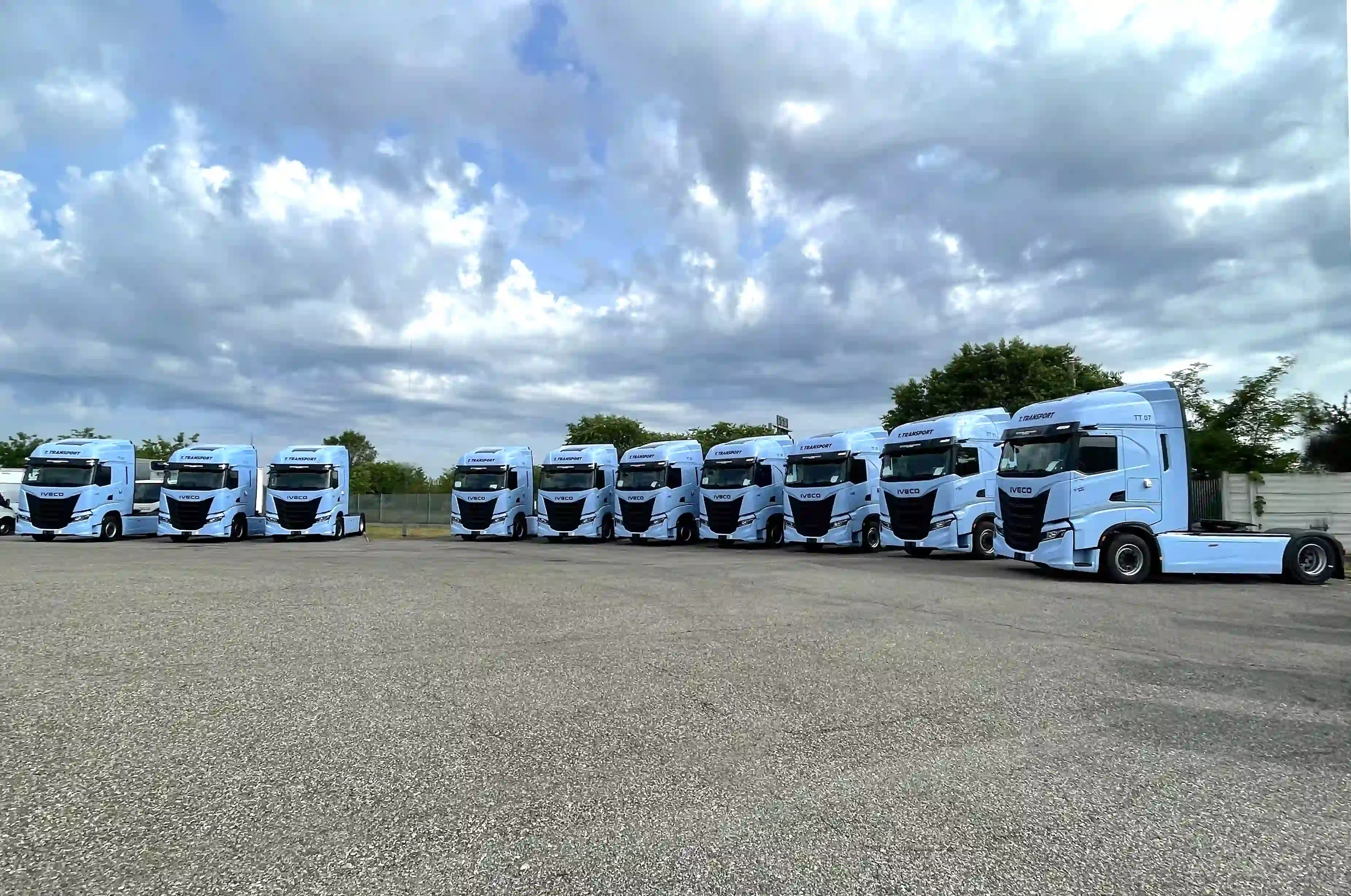 IVECO consegna 12 S-Way a T. Transport per la logistica della GDO